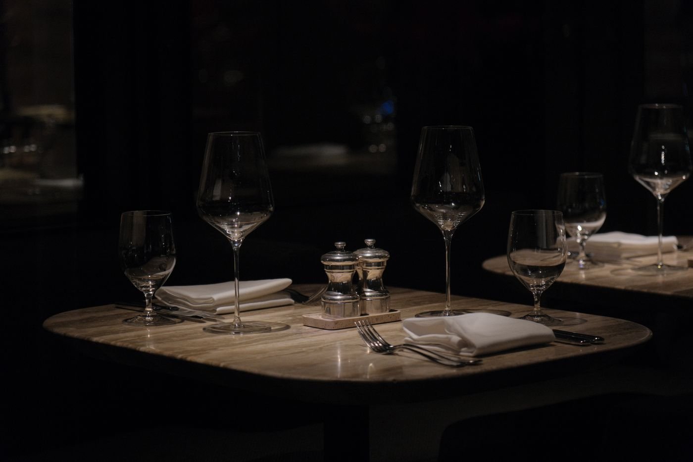Mesa preparada en el ambiente íntimo de Luna Negra