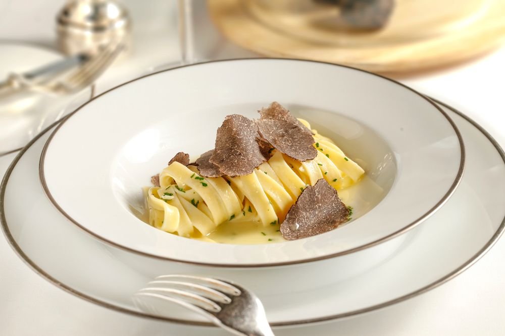 Pasta fresca con láminas de trufa