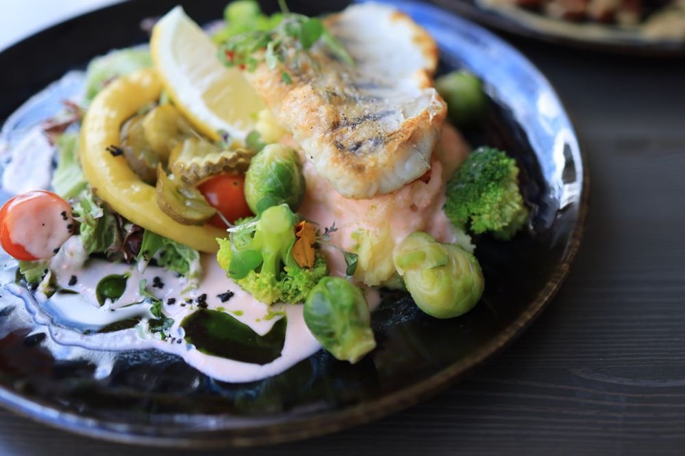 Salmón glaseado con vegetales frescos