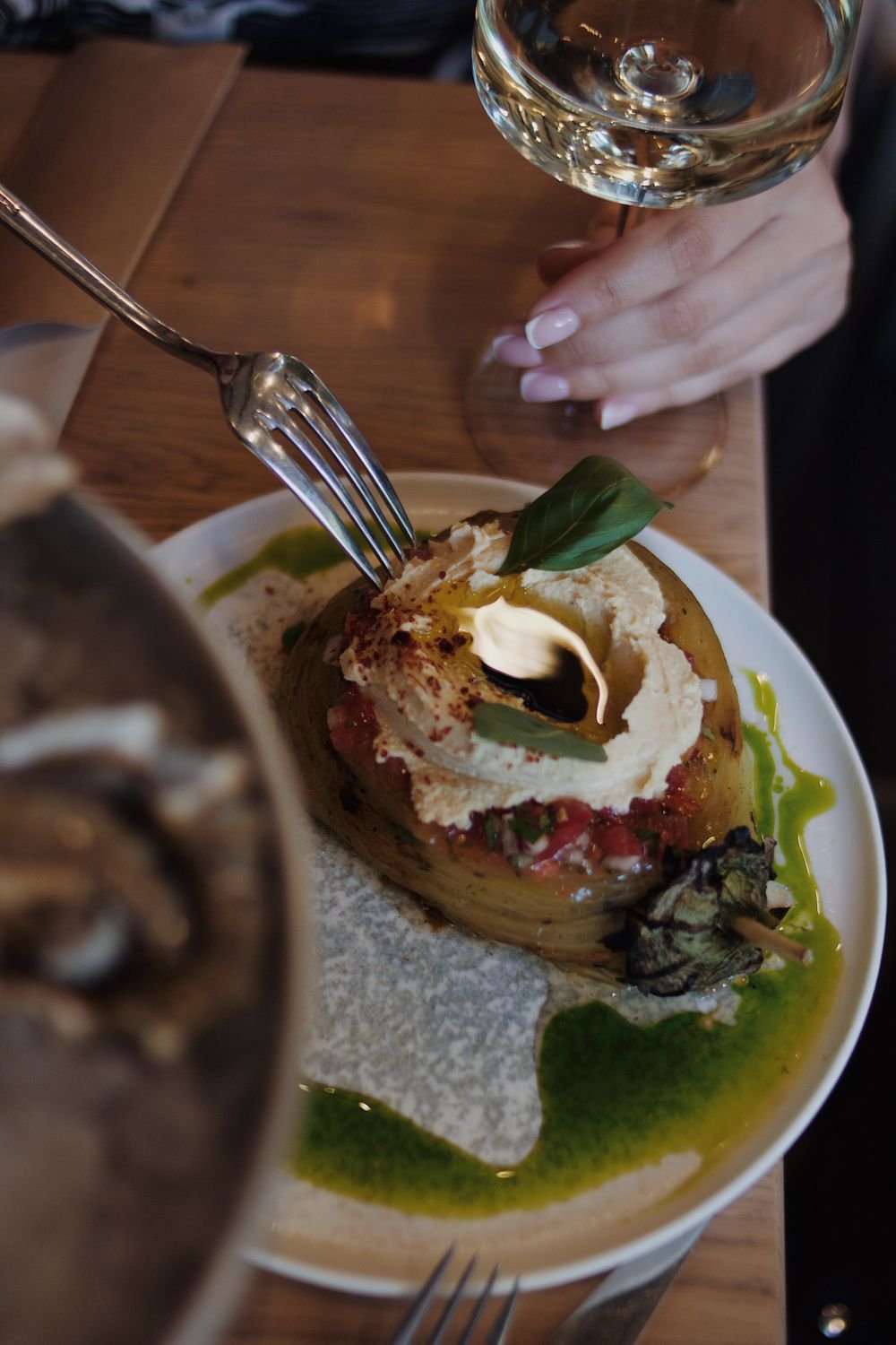 Plato de temporada presentado con precisión